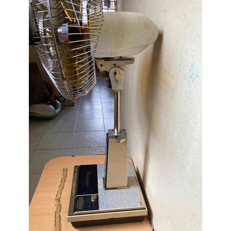 Quạt đứng Mitsubishi nắp lật phím cảm ứng có đèn cánh 30 màu vàng cát .100v 470648