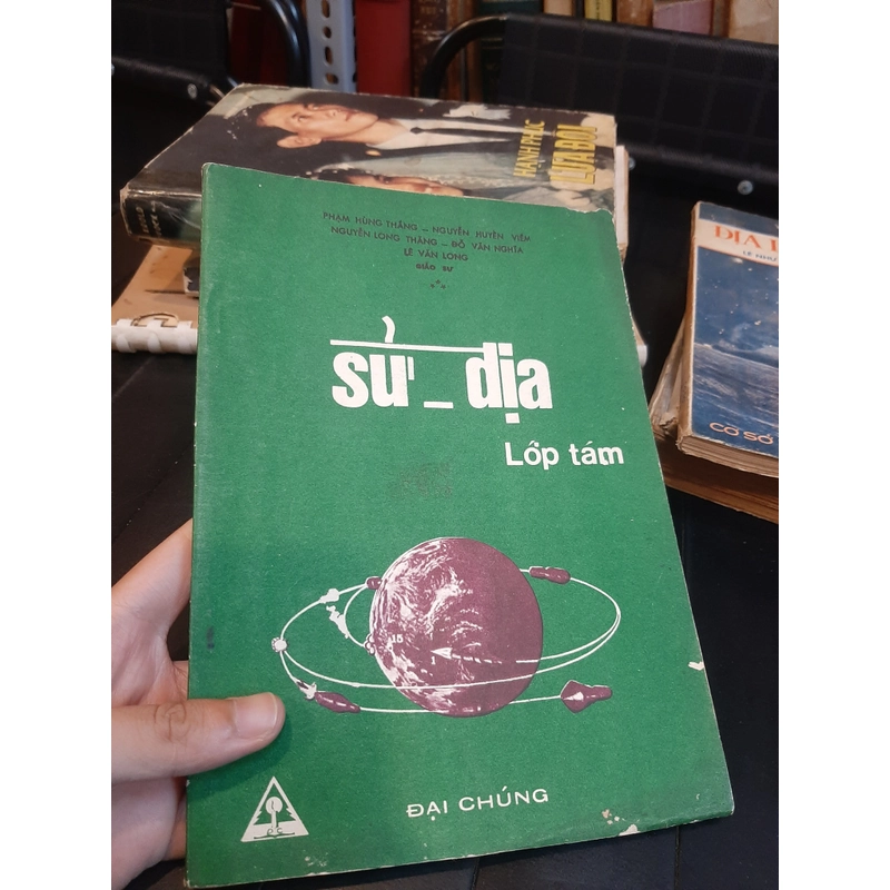 Sử Địa Lớp Tám - Lê Văn Long  300745