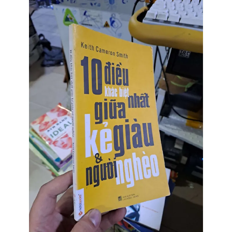 [Sách Cũ SCGR] 10 điều khác biệt nhất giữa kẻ giàu và người nghèo 2014 mới 80% ố bung vài trang đầu KỸ NĂNG HCM1809 687129