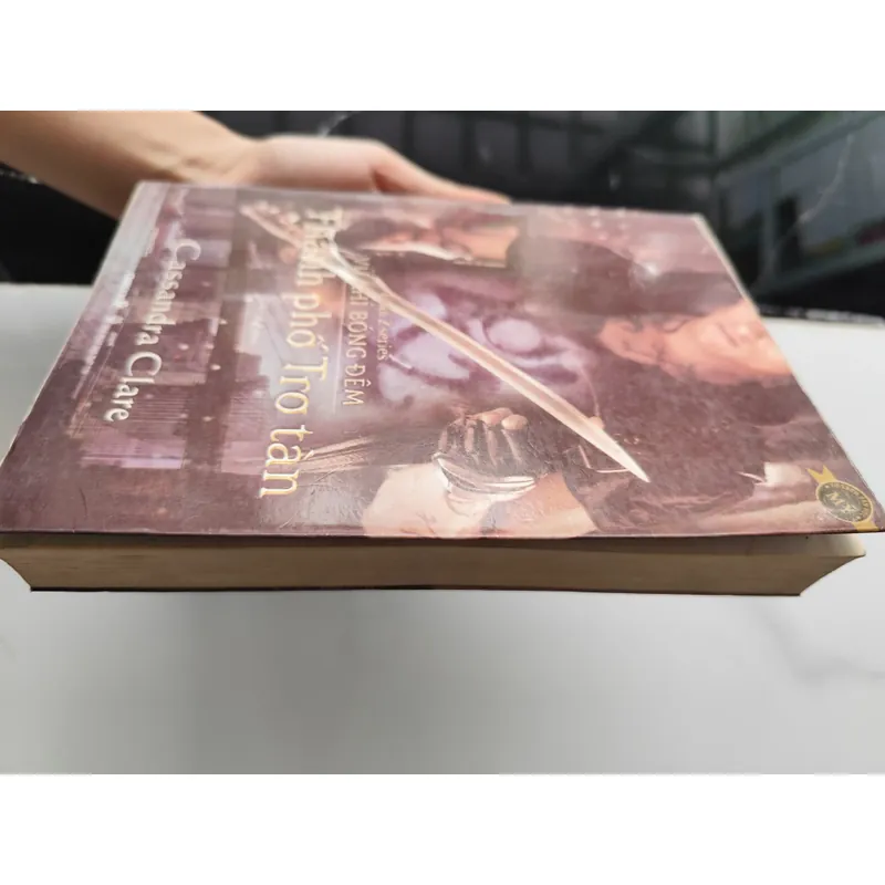 Thành phố trơ tàn- phần 2 series Vũ khí bóng đêm 559549