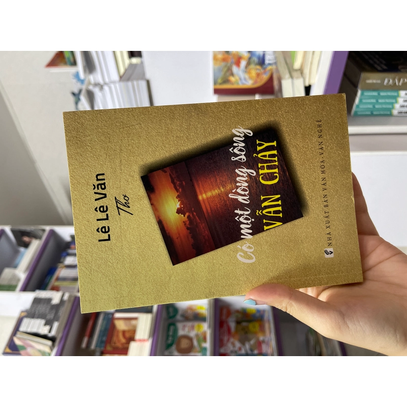 Có một dòng sông vẫn chảy - Lê Lê Văn 495875