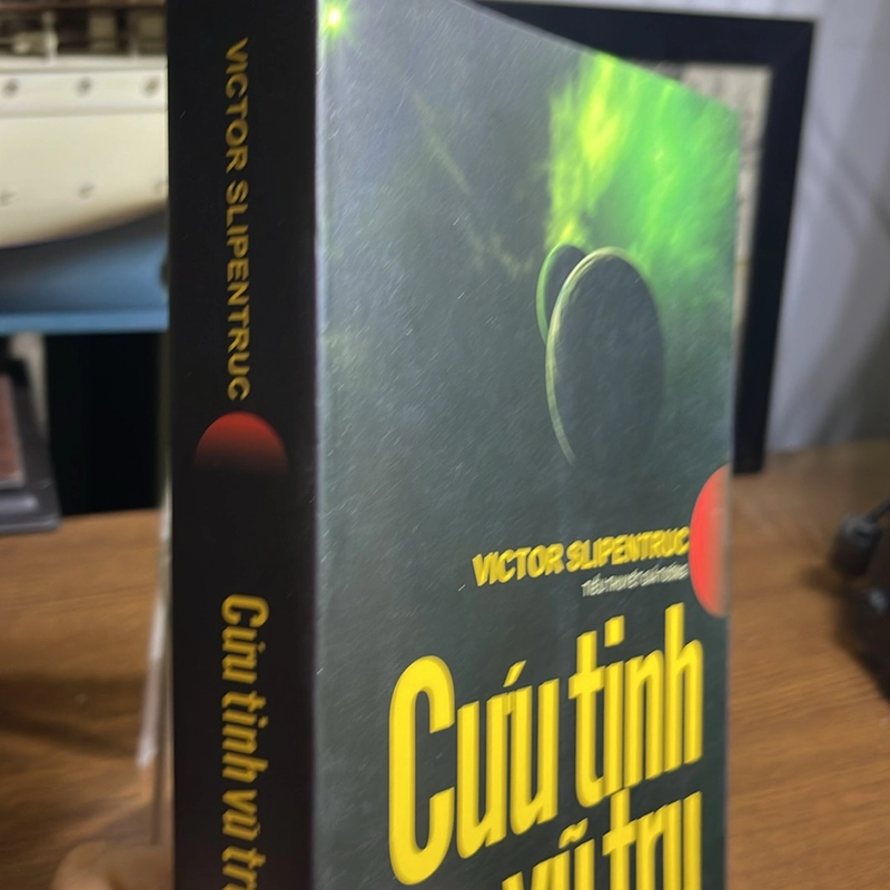 Cứu tinh vũ trụ Victor Slipentruc 502541