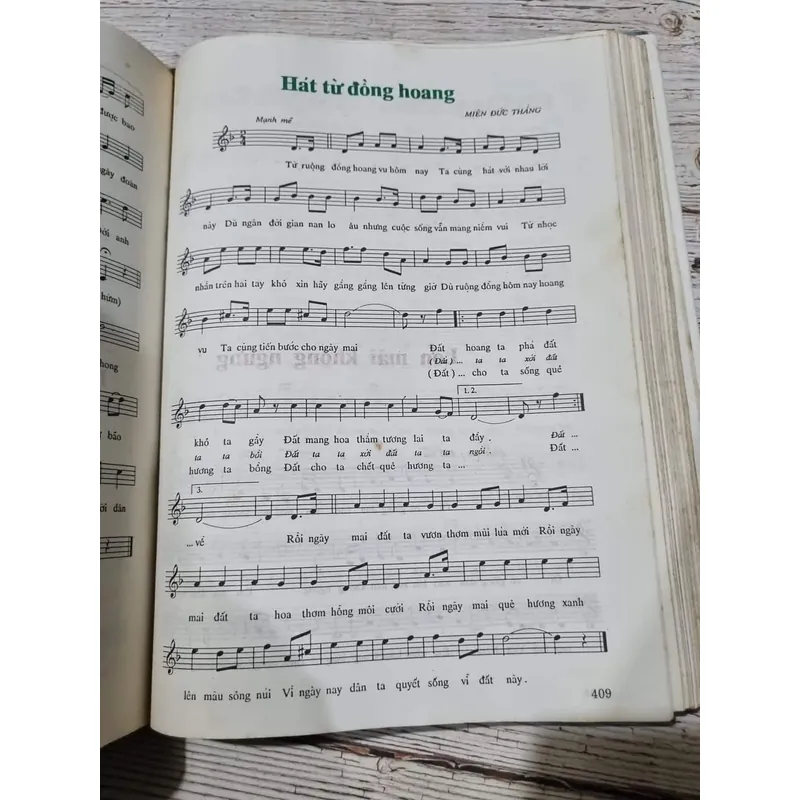 Tiếng hát những người đi tới  Thơ - nhạc - họa Sách khổ lớn, bìa cứng + áo , 620 trang  713035