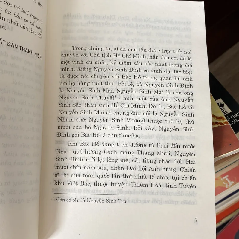 CHUYỆN VỚI NGƯỜI CHÁU GẦN NHẤT CỦA BÁC HỒ (XB 2001) 697965