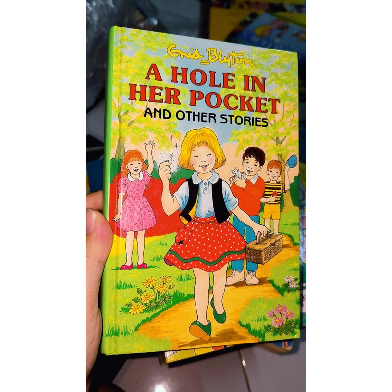 Tuyển tập ngoại văn thiếu nhi Enid Blyton - A hole in her pocket and other stories 502906