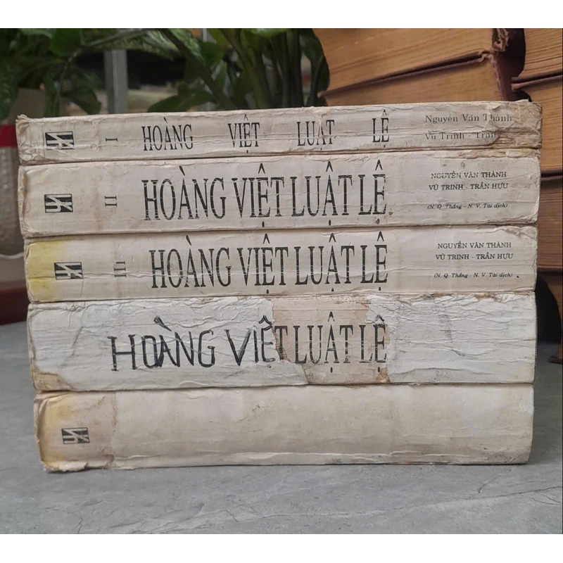 HOÀNG VIỆT LUẬT LỆ (LUẬT GIA LONG) 279240