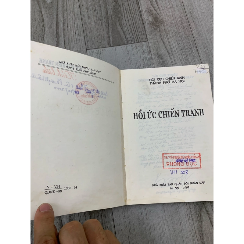 Sách hồi ức chiến tranh. 999 471170