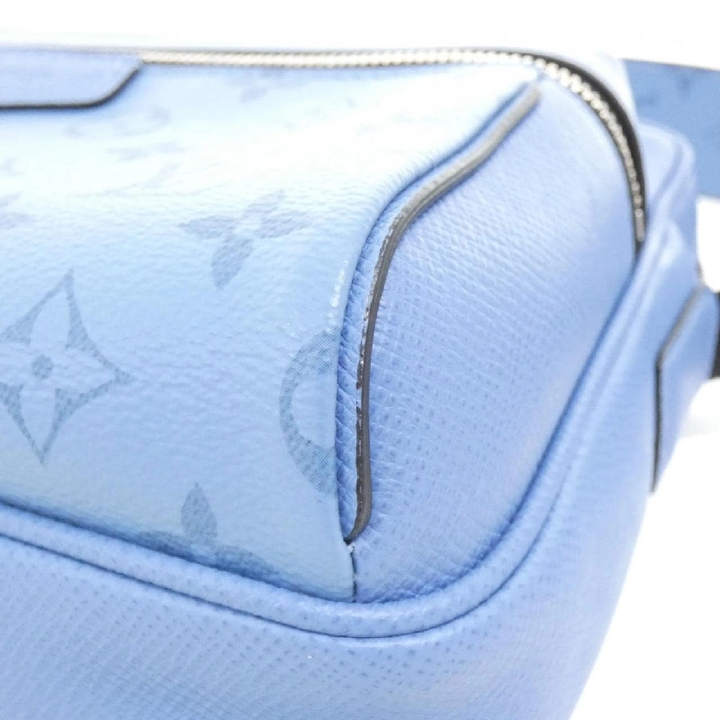 Túi đeo chéo ngoài trời Louis Vuitton Taiga Lama M30749 610681