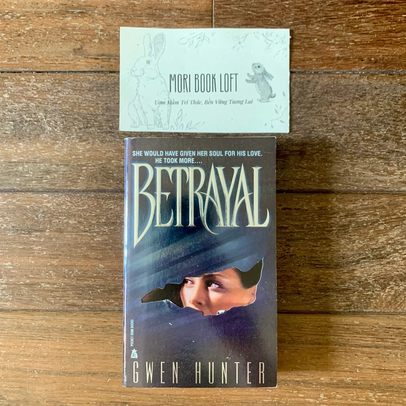 Sách ngoại văn Betrayal, Used, Bìa Mềm 447779