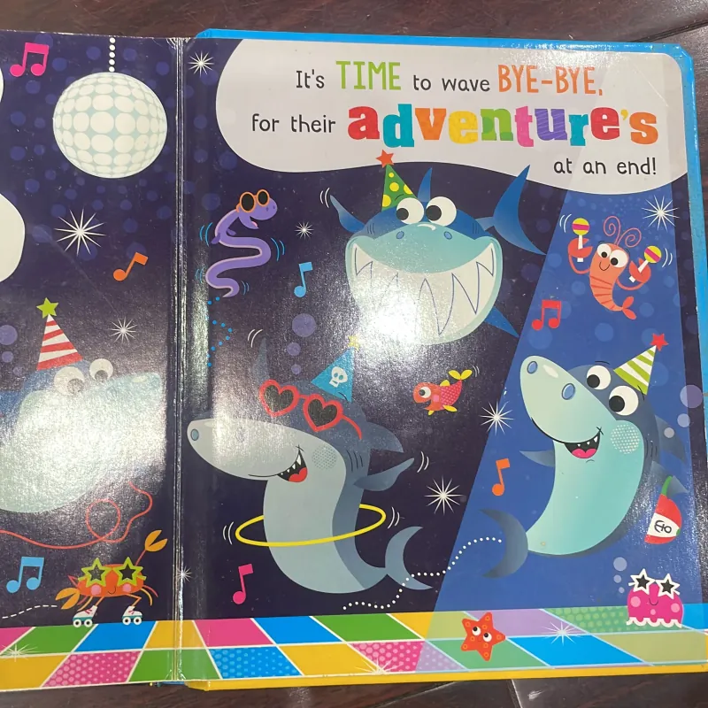 Ngoại văn tiếng anh trẻ em : NEVER TOUCH THE SHARKS - count the 5 snappy sharks  1028018