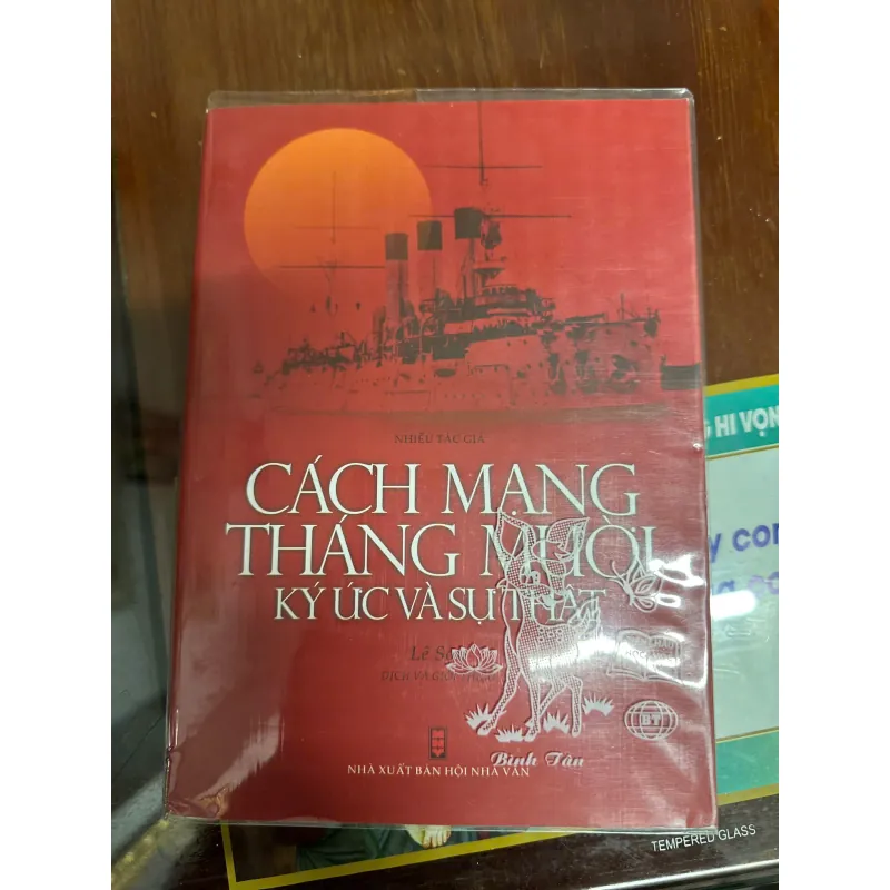 Cách mạng tháng mười Ký ức và Sự Thật (Bìa mềm) 563407