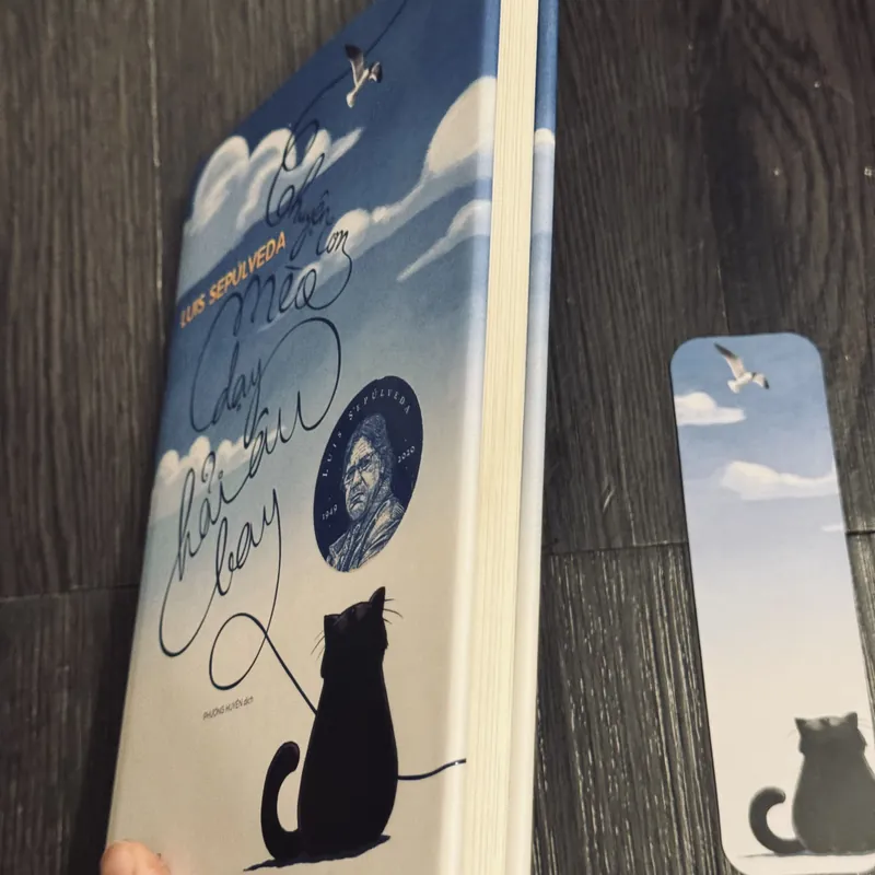 Chuyện con mèo dạy hải âu bay (bìa cứng + bookmark) 572260