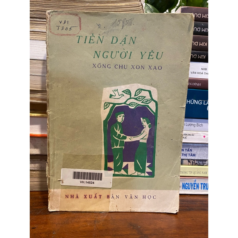TIỄN DẶN NGƯỜI YÊU - XỐNG CHỤ XON XAO, BÌA VĂN CAO (XB 1973) 495544