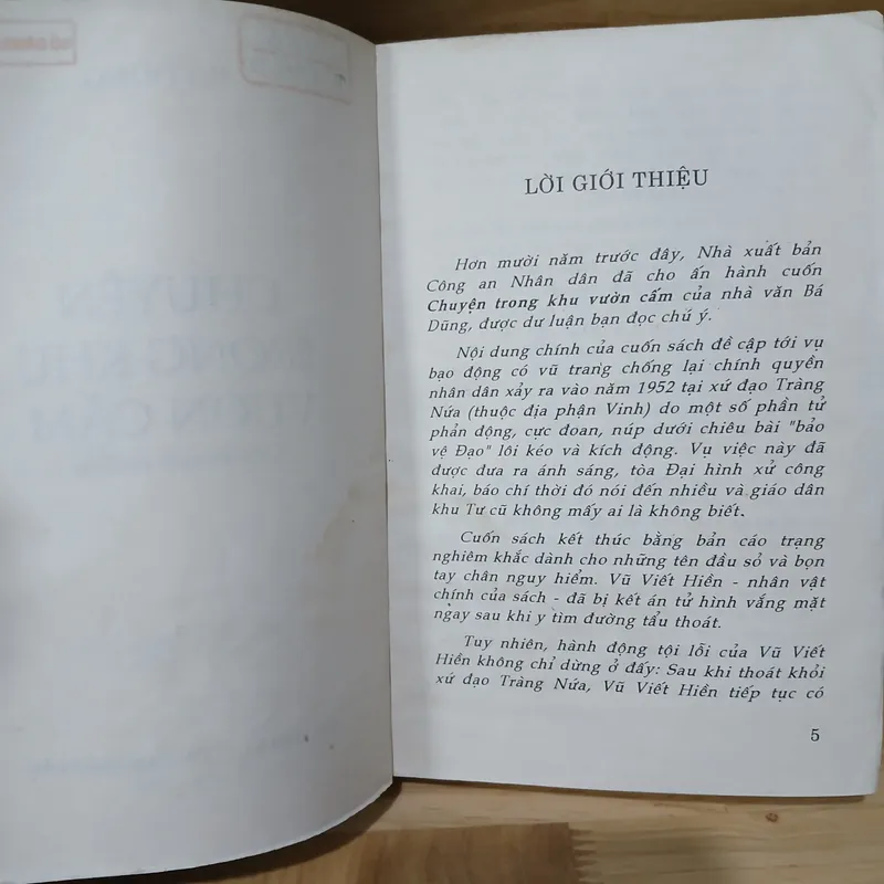 Chuyện Trong Khu Vườn Cấm (Tiểu Thuyết Tư Liệu) - Bá Dũng 591441