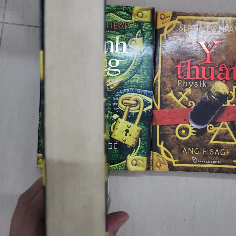 Combo 3 quyển truyện Septimus Heap gồm Pháp thuật, Khinh công và Y thuật 509391