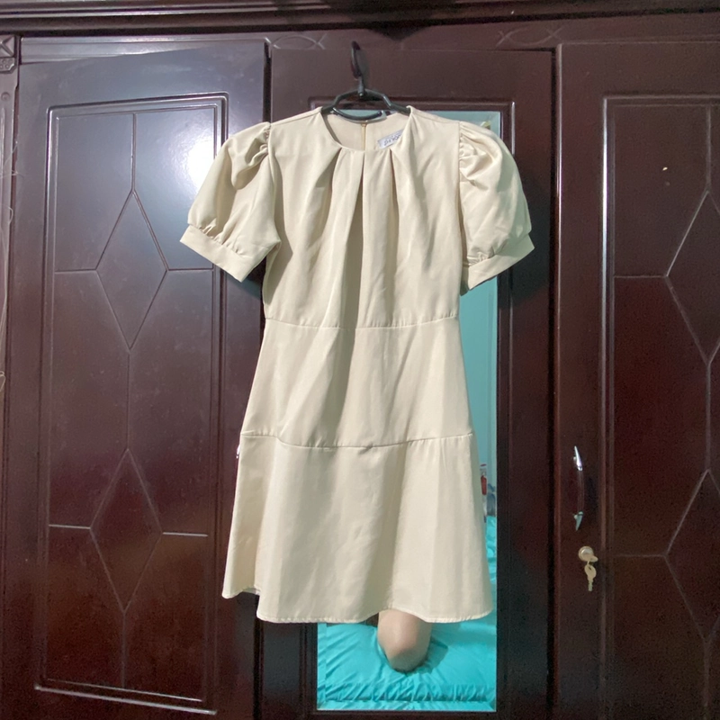 Đầm tay phồng màu be ôm dáng, 80%  455699