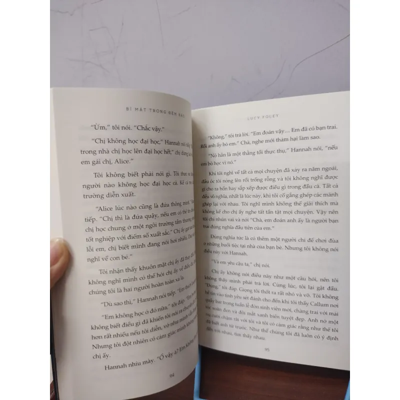 Sách: Bí mật trong đêm bão - TG: Lucy Foley 973891