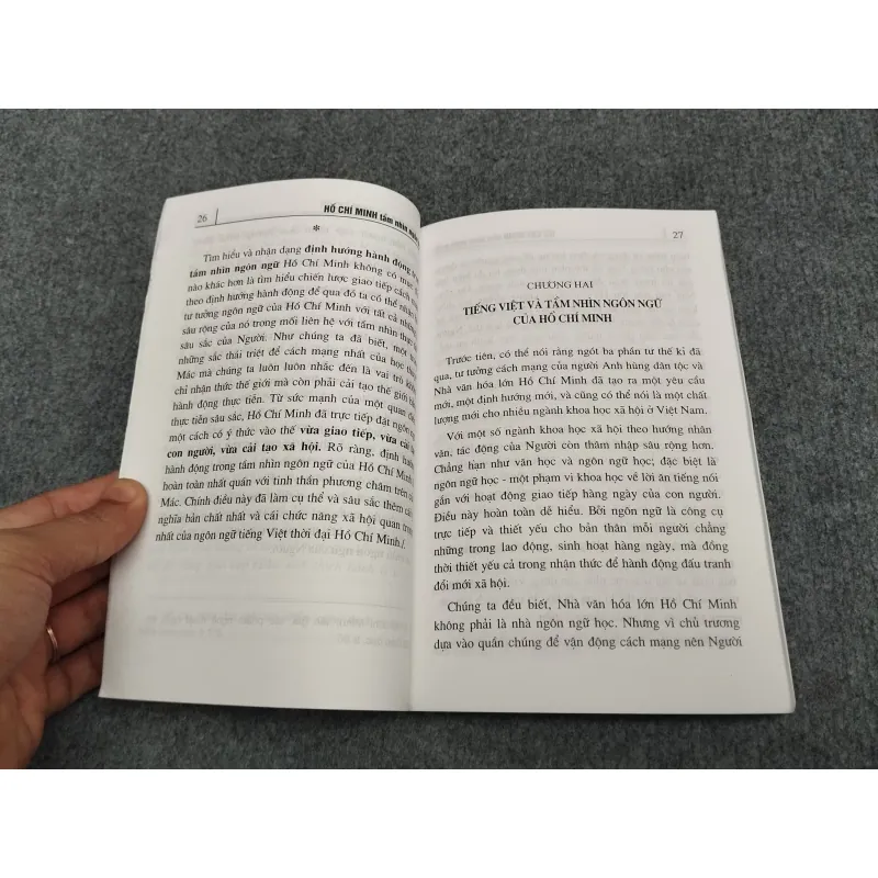 HỒ CHÍ MINH: TẦM NHÌN NGÔN NGỮ 990639