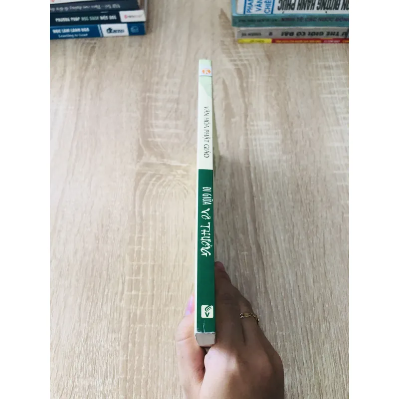 ĐI GIỮA VÔ THƯỜNG 1024381