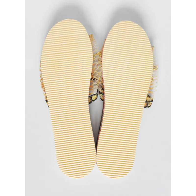 Dép lưới quai ngang huyền thoại một thời 571519