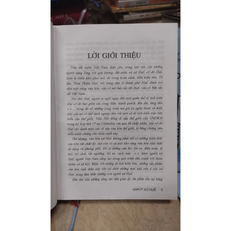 Sách: Văn hoá phi vật thể Xứ Huế - TG: Trương Thìn (A1) 1060196