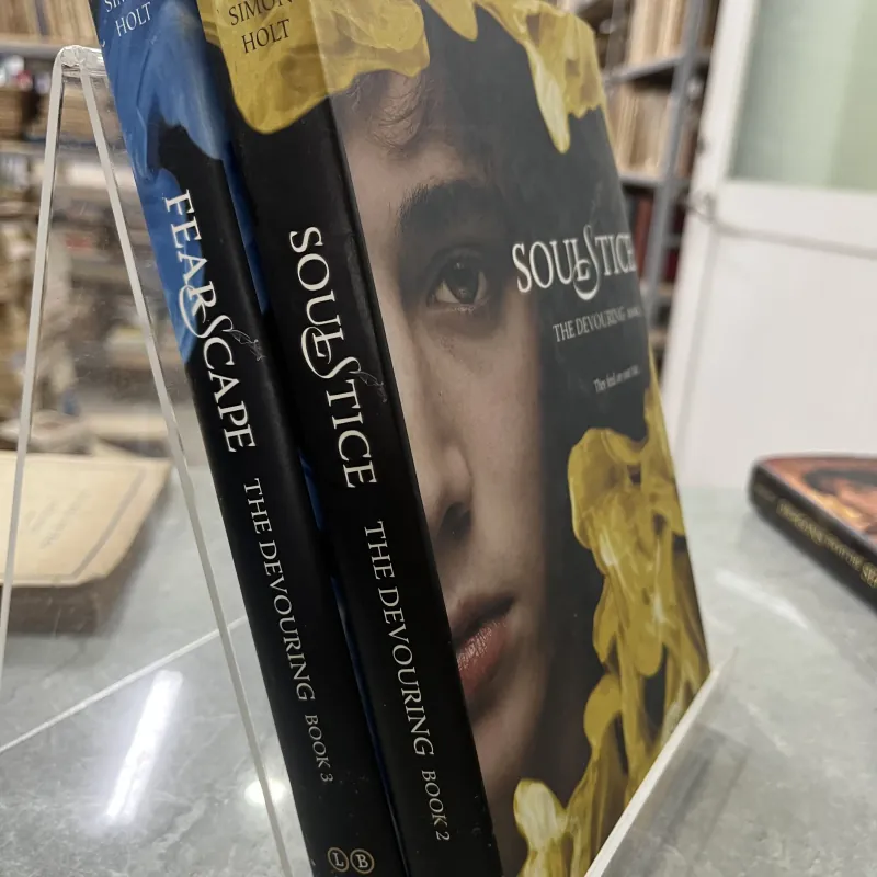 THE DEVOURING (2 tập) - SIMON HOLT 759992