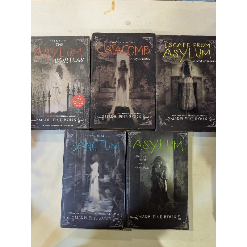 Madeleine Roux 's series 974404