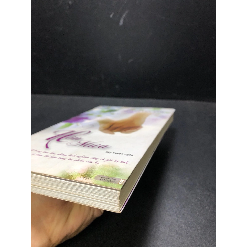 [59K/kg] Hôn mưa 2011 hoàng Yến Anh mới 80% ố (văn học , truyện ngắn) HCM2912 364467