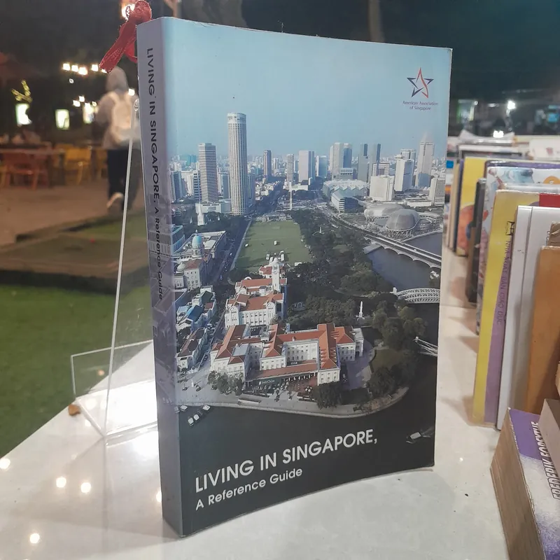 LIVING IN SINGAPORE, A REFERENCE GUIDE 574225