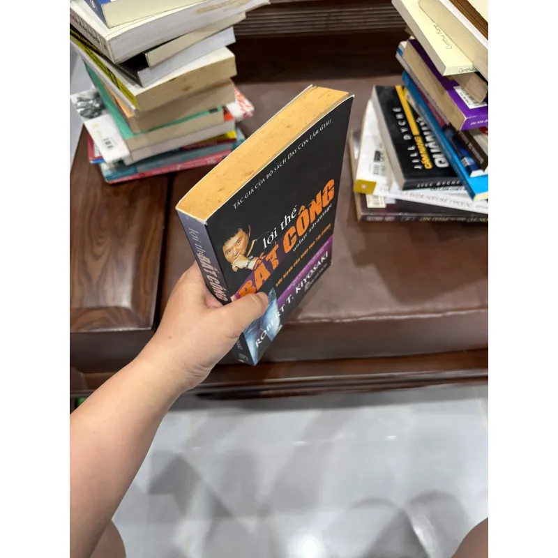 Lợi Thế Bất Công (Unfair Advantage) - K4 1021005