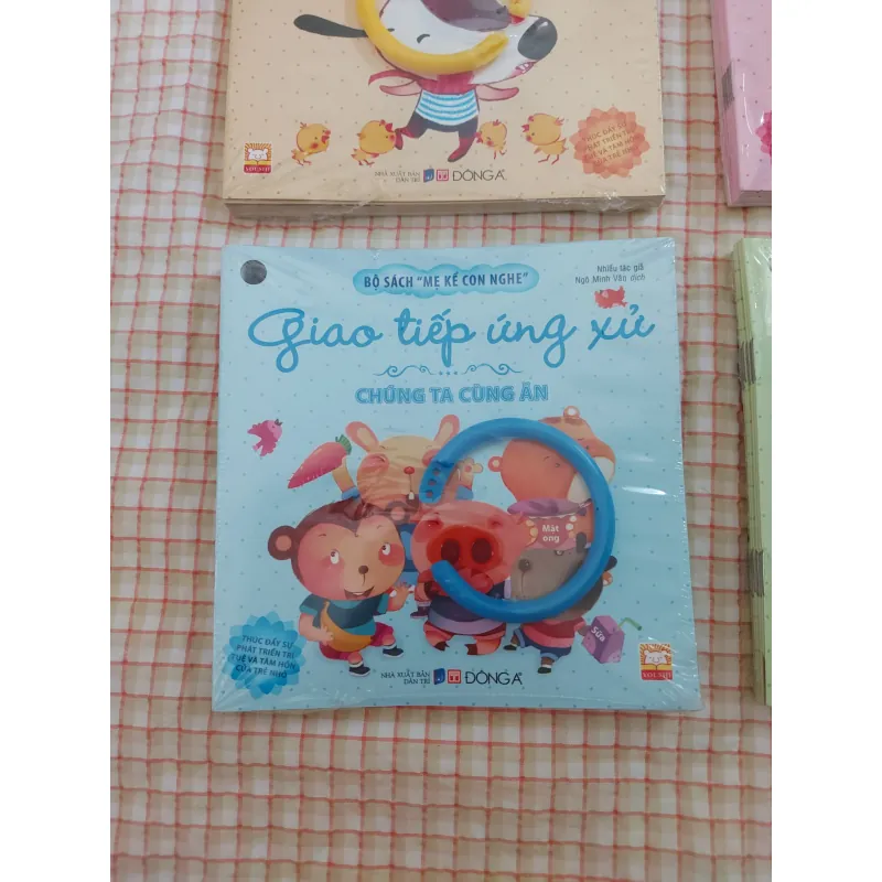 Bộ sách Mẹ Kể Con Nghe (trọn 4 bộ - 1 bộ 10 cuốn), kèm vòng, Đông A 1029315