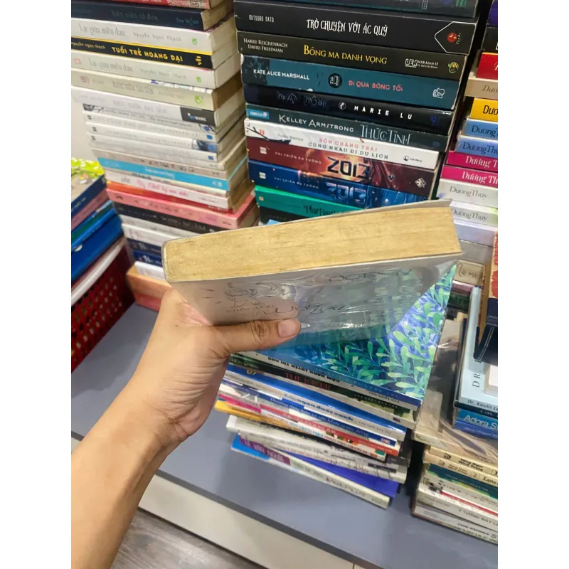 Phất tay lung lay thế giới, Mới 80% (ố vàng) (TrangN) 38124