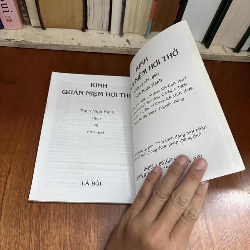 II Sách Phật Giáo: Kinh Quán Niệm Hơi Thở - Nhất Hạnh (Dịch Và Chú Giải) - Lá Bối 589578