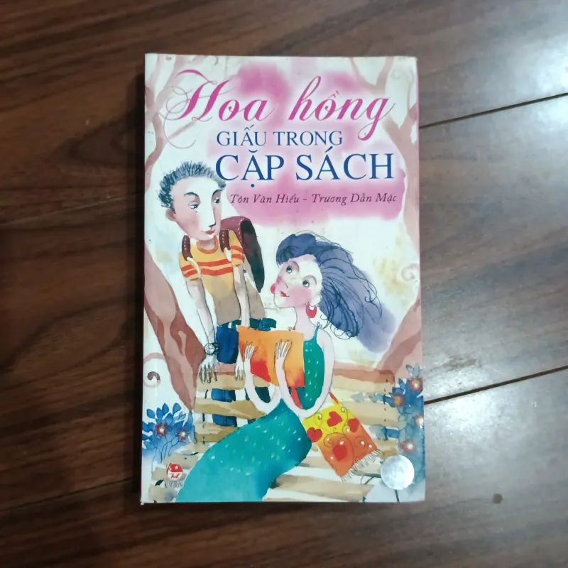 Hoa hồng giấu trong cặp sách 757441