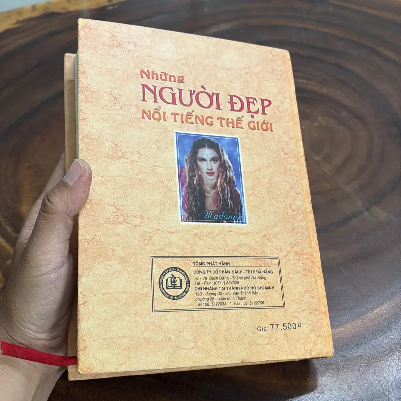 II Sách Hay: Những Người Đẹp Nổi Tiếng Thế Giới - Nhóm Tác Giả Elicom - 2004 990823