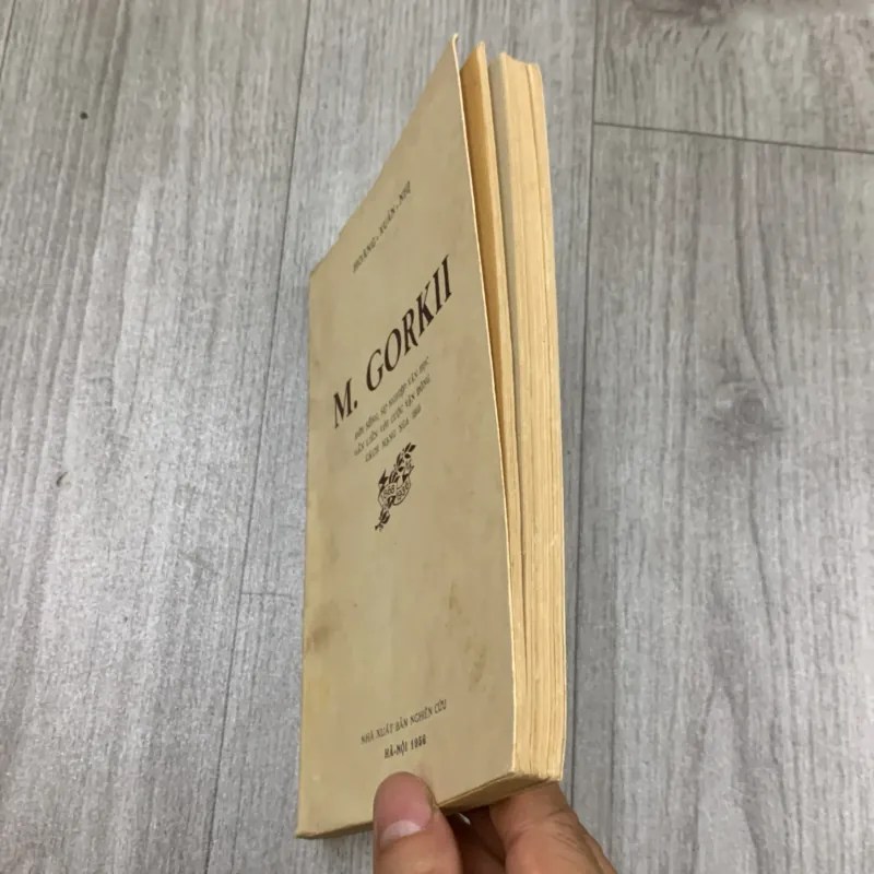 M gorki đời sống sự nghiệp văn học gắn liền với cuộc vận động cách mạng nga. 10a2 1025739
