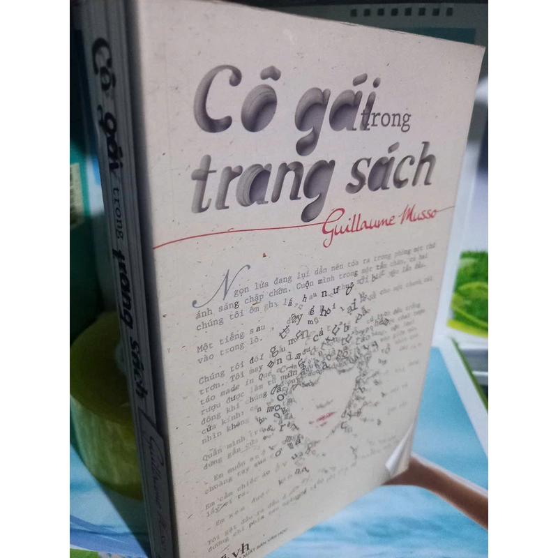cô gái trong trang sách 453276