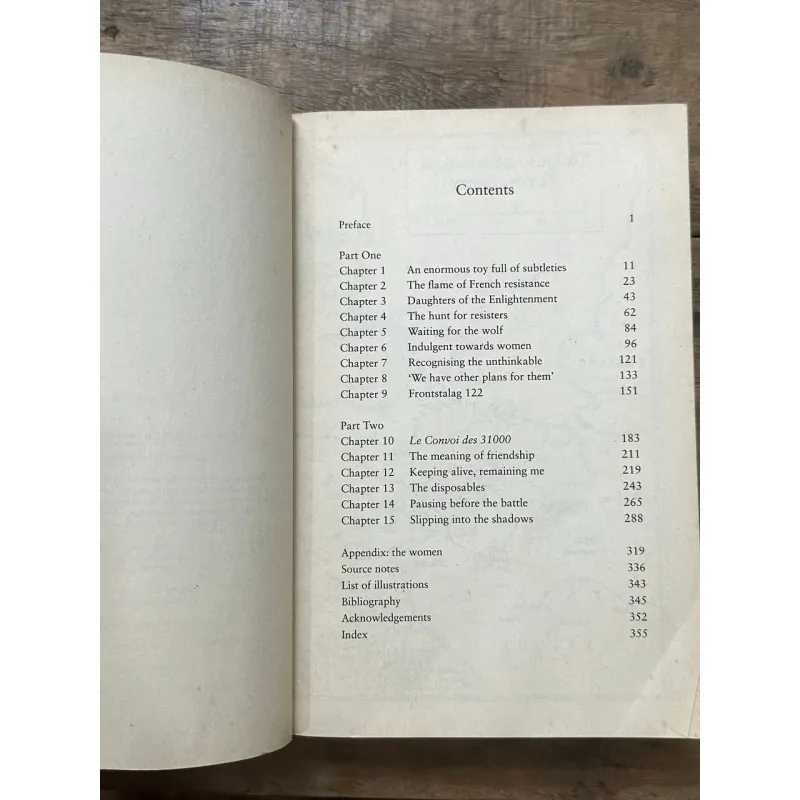 A Train in Winter - Caroline Moorehead 728996