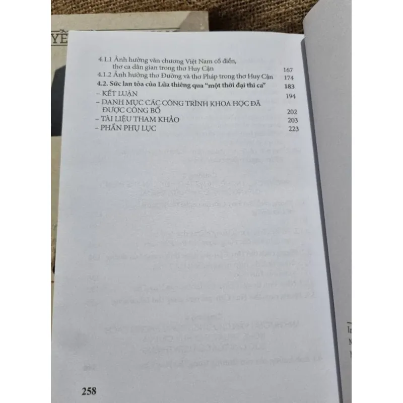 Phong cách thơ huy cận qua lửa thiêng của Huy Cận - TS. NGUYỄN THỊ KIM ỬNG 744904