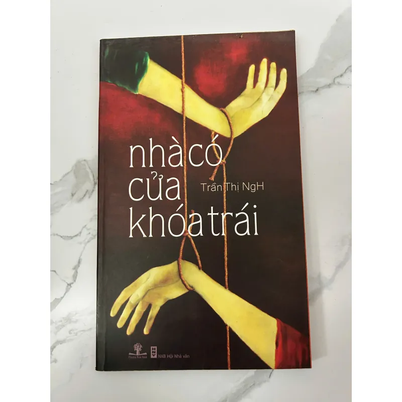 Nhà có cửa khóa trái - Trần Thị NgH 758386