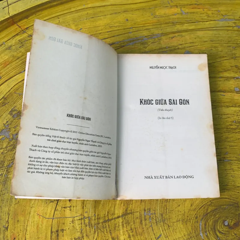 KHÓC GIỮA SÀI GÒN - NGUYỄN NGỌC THẠCH  746806