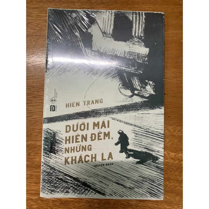 Dưới mái hiên đêm những người khách lạ 723380
