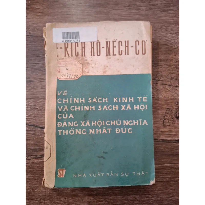 Về Chính Sách Kinh Tế Và Chính Sách Xã Hội... (Đức) - E-rích Hô-nếch-cơ 709744