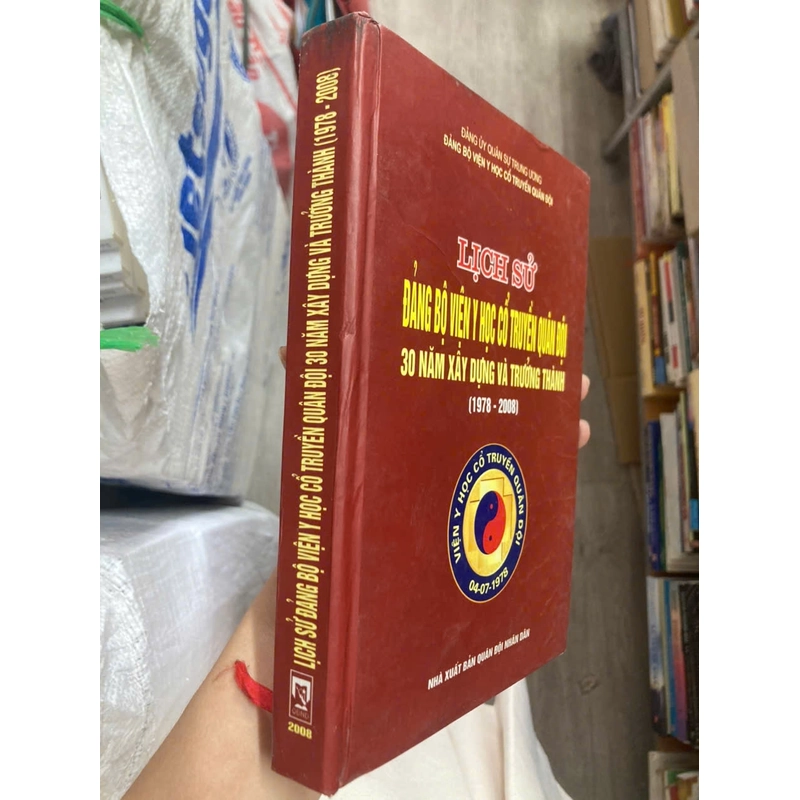 LỊCH SỬ ĐẢNG BỘ VIỆN Y HỌC CỔ TRUYỀN QUÂN ĐỘI BÌA CỨNG 303074