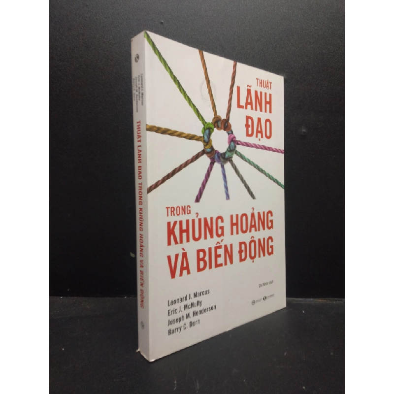 Thuật lãnh đạo trong khủng hoảng và biến động 2020 mới 90% bẩn nhẹ HCM.ASB0309 341134