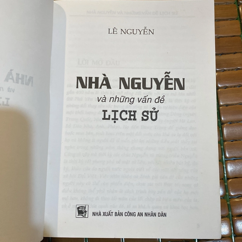 NHÀ NGUYỄN VÀ NHỮNG VẤN ĐỀ LỊCH SỬ 530431