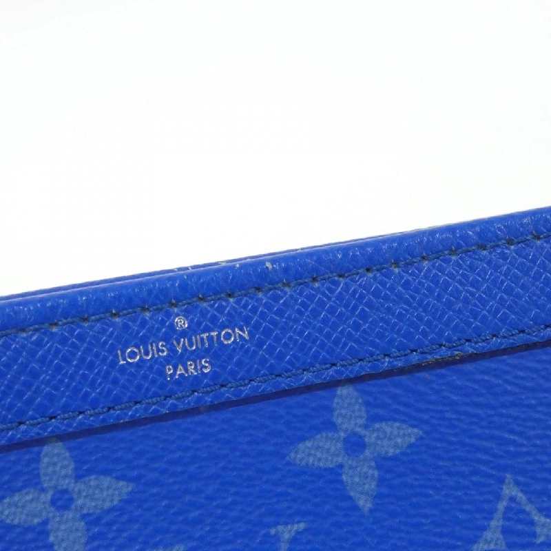Túi đeo vai Louis Vuitton Taiga Lama Gaston Wearable Wallet M83099 611944