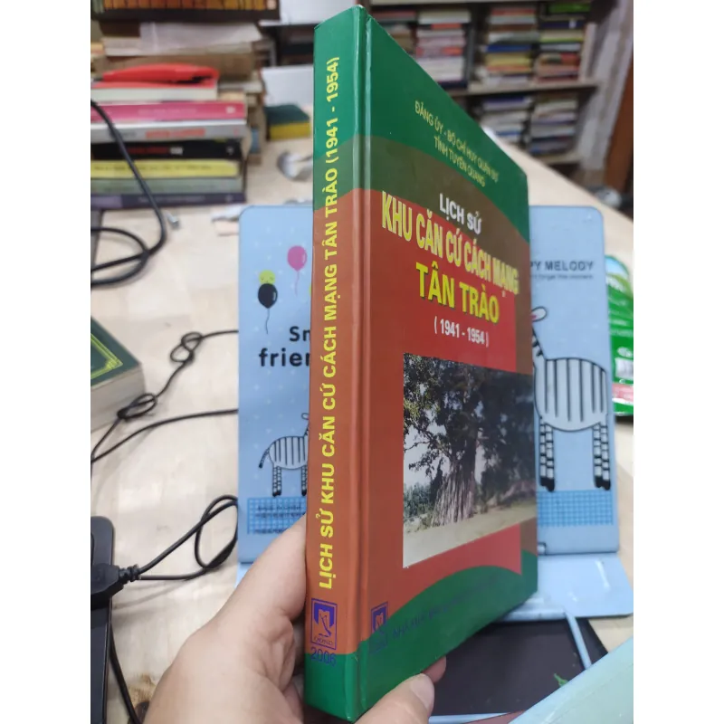 Sách: Lịch sử khu căn cứ cách mạng Tần Trào (1941 - 1954) (A3) 756849