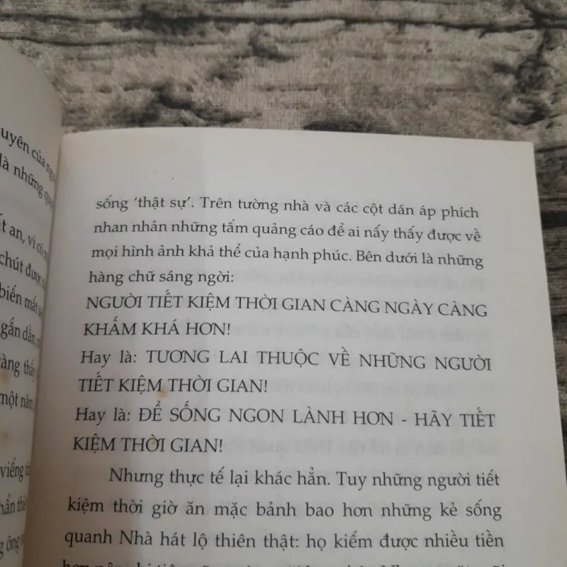 Tiểu thuyết MOMMO- Câu chuyện Cô bé giành lại thời gian. Tg Michael Ende 775925