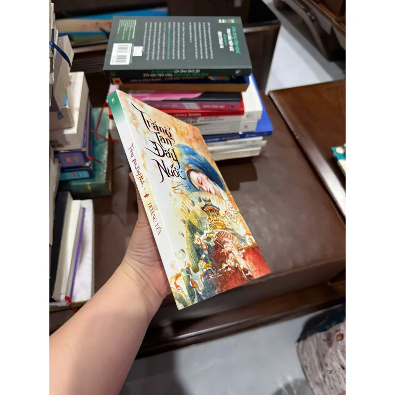 TRĂNG TAN ĐÁY NƯỚC – HOÀNG YẾN- K4 1019529